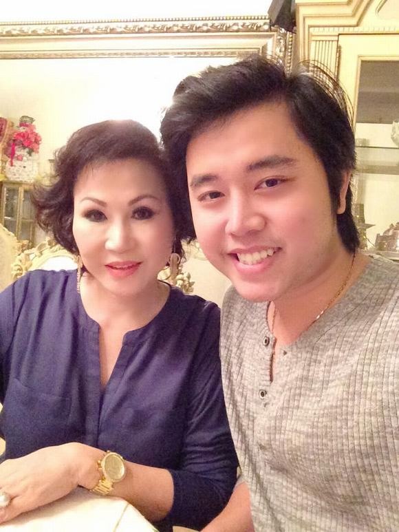 Vũ Hoàng Việt từng gây chú ý khi có mối tình với tỷ phú U60 Yvonne Thúy Hoàng. Tuy nhiên,  cặp đôi đã chia tay sau nhiều năm yêu đương.