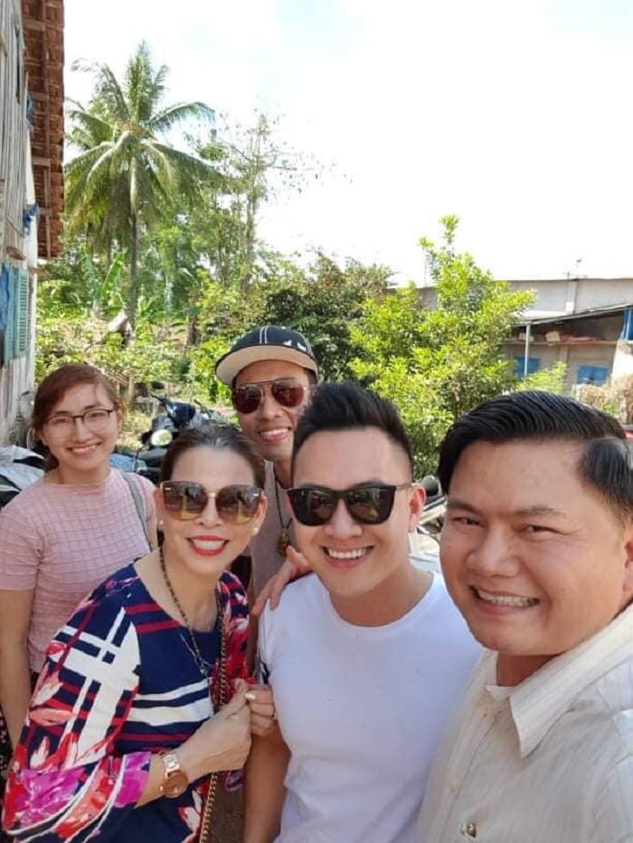 Con trai Hoài Linh cùng bố đi thăm họ hàng và rất vui khi được gặp lại các thành viên trong Shbet111 slot, casino, thể thao, xổ số.    