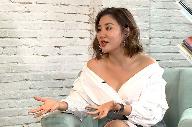 Thú nhận từng chia tay bạn trai vì keo kiệt, bày tỏ quan điểm về chuyện tình phí khi hẹn hò… là những gì Văn Mai Hương thẳng thắn chia sẻ trong chương trình Bốn mùa yêu thương, phát sóng tối 13/2 trên kênh VTV2 với chủ đề Lễ Tình nhân.    Trong chương trình, nữ ca sĩ “Cầu hôn” tuyên bố khi bước vào một mối quan hệ tình cảm, cô trân trọng tấm lòng của đối phương nhất, hơn cả những xa hoa đắt tiền bên ngoài: “nhiều cô gái tỏ rõ thái độ không hài lòng khi được chàng trai của mình dẫn đến những nơi bình dân. Người đàn ông dẫn phụ nữ đi ăn tốn 10 triệu chưa chắc thể hiện sự ga lăng, nó nằm ở cách cư xử, thái độ dành cho nhau