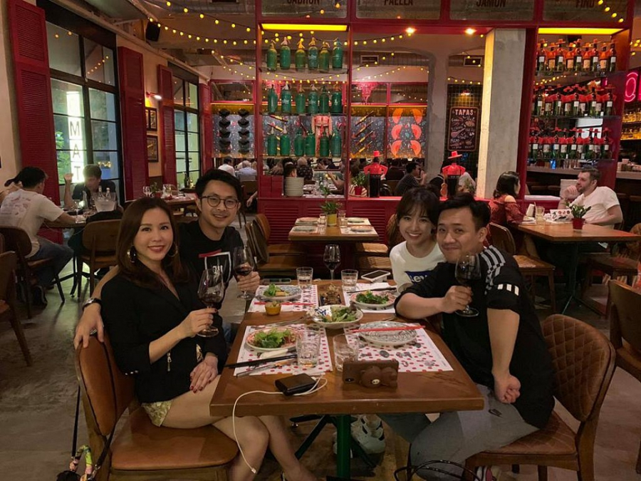 Được biết, Thu Hoài mời anh đi ăn để bù cho ngày sinh nhật vào đúng dịp Tết 2019, những ngày mà người đẹp đang đi du lịch ở nước ngoài với Shbet111 slot, casino, thể thao, xổ số.    