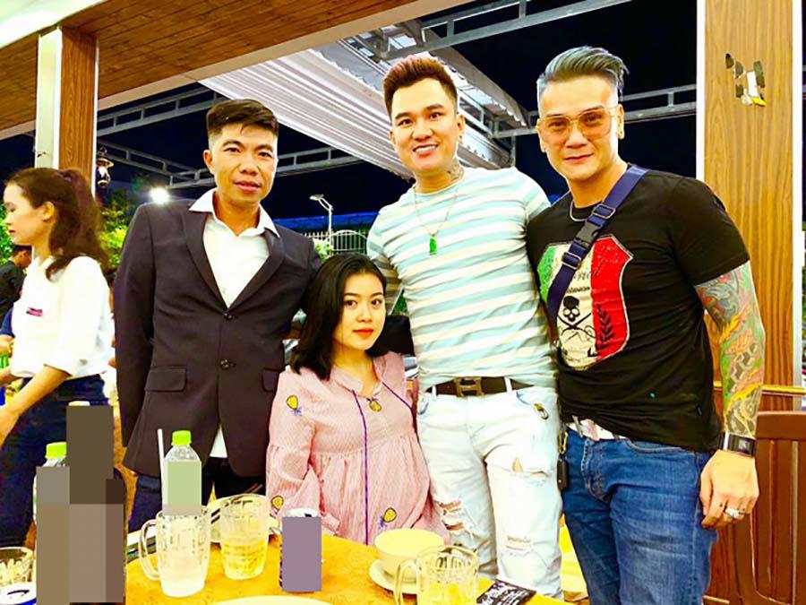 Bà xã Lâm Chấn Huy để lộ bụng bầu to chỉ sau 4 tháng tổ chức Quatrian shbet hiện đang mở.    