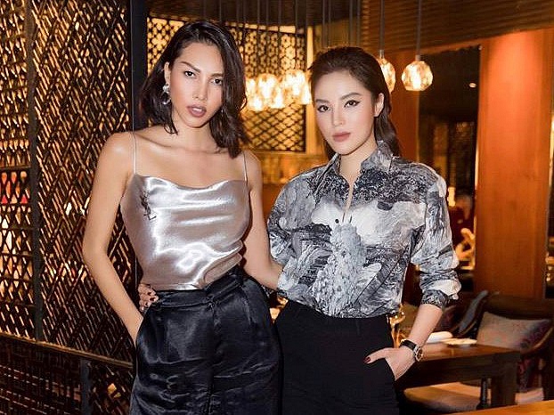 Cả hai thân thiết tới nỗi dính nhau như sam, phong cách thời trang cũng từa tựa nhau.    