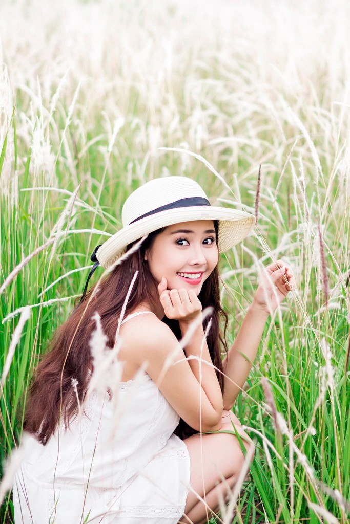 Năm 16 tuổi, cô người mẫu ảnh Tường Vi trở thành gương mặt quen thuộc của các tờ báo tuổi teen. Sau đó cô bắt đầu con đường theo đuổi nghiệp diễn với vai diễn nhỏ trong Bỗng dưng muốn khóc.    Hơn 10 năm trôi qua, nữ diễn viên chân ướt chân ráo ngày nào giờ đây đã trở thành gương mặt yêu thích đối với khán giả truyền hình. Mới đây nhất, Tường Vy đã ghi dấu ấn sâu đậm với khán giả truyền hình khi vào đảm nhận vai 
