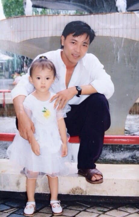 Angela Phương Trinh được khán giả “nhẵn mặt” từ hàng chục năm trước do cô hoạt động nghệ thuật khi tuổi đời còn rất trẻ. Tuy vậy những khoảnh khắc thời thơ ấu của “Người mẹ nhí” vẫn gây chú ý. Mới đây, Phương Trinh khoe bức ảnh hiếm ngày bé kèm chú thích Ba và con gái. Điều khiến dân mạng bất ngờ hơn cả là dung mạo điển trai như tài tử điện ảnh của ba ruột nữ diễn viên.    Có người nhận xét ba Angela Phương Trinh như tài tử Hồng Kông - Trương Quốc Vinh. Đa phần cư dân mạng đều tán thưởng dung mạo thời trẻ của ông và tỏ ý hiểu được lý do vì sao nữ diễn viên có vẻ đẹp như hiện tại. Gắn bó với con gái cả trong sự nghiệp lẫn Shbet16 chơi game trực tuyến nên ba Phương Trinh giống như một người bạn lớn đầy tin cậy của cô.    Hoạt động nghệ thuật từ năm 7 tuổi, hiện tại Angela Phương Trinh gặt hái được nhiều thành công trong vai trò diễn viên và ca sĩ. Những thành quả ấy có được là nhờ sự hi sinh thầm lặng của ba ruột của cô.