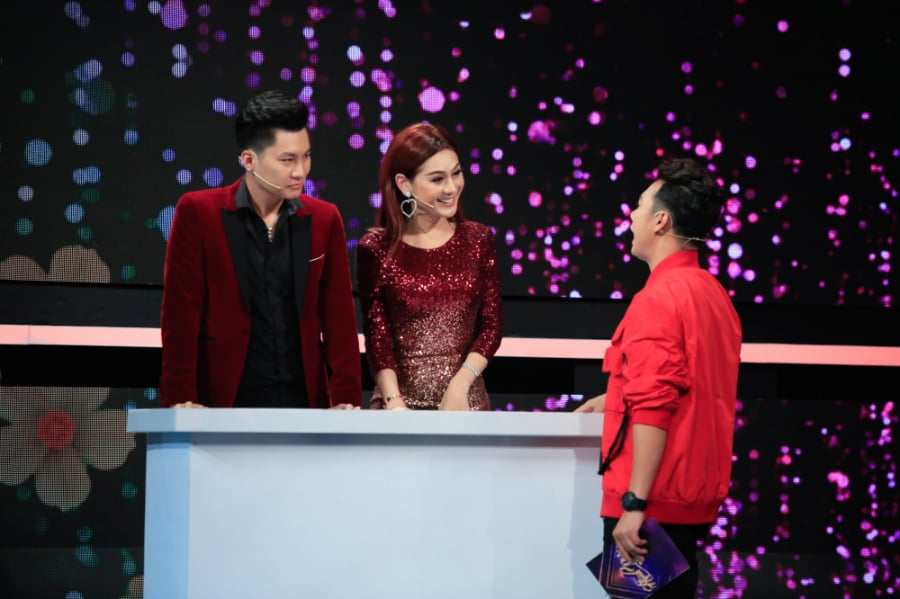 Sau hơn nửa năm kết hôn, vợ chồng Lâm Khánh Chi – Phi Hùng vẫn rất hạnh phúc và cặp đôi cũng vừa đón con đầu lòng bằng phương pháp thụ tinh nhân tạo. Đến với Hạnh phúc đầu xuân, cả hai tiếp tục thể hiện sự ăn ý khi cùng vượt qua những thử thách của chương trình. Trong phần đầu tiên của chương trình, cặp đôi gặp phải một tình huống khá khó, cần tư vấn từ khán giả với nội dung vợ nghe lời người ngoài hơn nghe lời chồng. Nữ ca sĩ lập tức cho rằng, chồng phải đáng tin hơn, người ngoài không thể đáng tin bằng người đầu ấp tay gối với mình. Cô cũng bật mí rằng bản thân tin tưởng chồng mình 100% khi thoải mái chia sẻ tất cả vấn đề từ Shbet800 tải ứng dụng, công việc đến mật khẩu điện thoại, máy tính. Sang đến phần 2, khi thực hiện thử thách đứng cách nhau một vách ngăn và trả lời câu hỏi. Một điều thú vị, cả hai đã thể hiện sự ăn ý khi trả lời cả 5 câu hỏi đều rất chính xác. Trong câu đầu tiên với nội dung “Sau mỗi lần tranh cãi, vợ chồng có hiểu nhau hơn không?”. Cặp đôi cùng trả lời “có”, giọng ca chuyển giới còn dọa chồng mình: “Câu này dễ quá trời, anh không trả lời được thì tôi ly dị anh luôn đó”. 