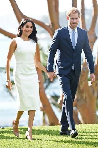 Bộ đầm ôm sát thanh lịch màu kem đến từ nhà thiết kế Australia Karen Gee. Meghan Markle đặc biệt gây chú ý khi đeo phụ kiện bông tai hình cánh bướm của cố Công nương Diana.    
