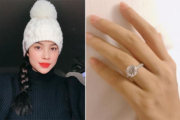 Vắng bóng đã lâu, việc Phạm Hương bất ngờ công khai chiếc nhẫn đính hôn đẹp lung linh đã khiến cộng đồng mạng dậy sóng.    
