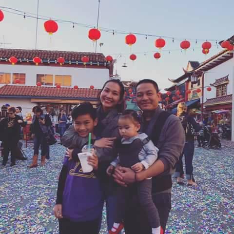 Kim Hiền là cái tên quen thuộc với khán giả truyền hình. Cô từng ghi dấu ấn khi tham gia nhiều bộ phim đình đám như: Hương phù sa, Dốc tình... Thế nhưng sau khi kết hôn, Shbet888 phiên bản mới nhất này quyết định sang Mỹ định cư và rút lui khỏi làng giải trí Việt khiến công chúng không khỏi tiếc nuối.    Mới đây, trên trang cá nhân, nàng “Út Ráng” lại một lần nữa khẳng định tình yêu mà ông xã Việt kiều dành cho cô là vô cùng lớn. Kim Hiền hạnh phúc khi Andy Lê đã không ngại vất vả, âm thầm học hỏi để làm show tặng vợ. Đây là món quà vô cùng ý nghĩa và bất ngờ mà Kim Hiền có được nhân dịp Lễ tình nhân. 