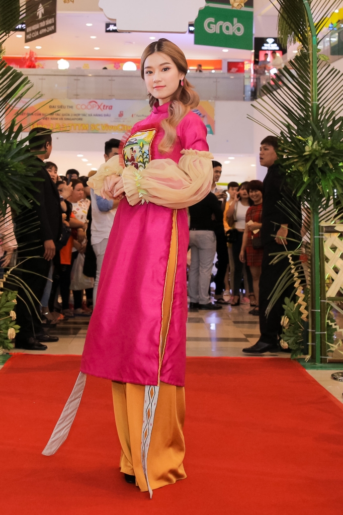 Hoàng Yến Chibi lại có phần sến súa khi diện áo dài có chi tiết tay bồng rườm rà, 2 dải vải ở phần tà áo dài khiến tổng thể Shbet999 com đăng nhập của cô trở nên rối rắm.    