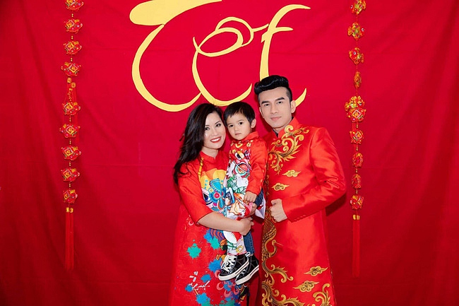 Mới đây, bà xã anh Bo Đan Trường – nữ doanh nhân Thủy Tiên – đã chia sẻ trên trang cá nhân loạt ảnh Shbet111 slot, casino, thể thao, xổ số cô diện áo dài đón Tết Nguyên Đán 2019 bên Mỹ. Thủy Tiên vui mừng thổ lộ: “Cuối cùng Shbet111 slot, casino, thể thao, xổ số cũng có 1 cái Tết đoàn viên”.    Được biết, đây là mùa Tết đầu tiên Đan Trường không chạy show xuyên Tết mà dành nhiều thời gian hơn cho Shbet111 slot, casino, thể thao, xổ số. Sau khi diễn xong vào sáng mùng 4 Tết, anh Bo đã thu xếp công việc để ngay buổi chiều lấy đồ ra sân bay đi Mỹ đoàn tụ cùng vợ con.Dù đã cưới nhau được 6 năm nhưng đây mới là năm đầu tiên Đan Trường ăn Tết bên vợ và con trai nhỏ. Điều này khiến nhiều fan hâm mộ của cặp đôi không khỏi xót xa. Nhiều người gửi lời chúc và nhắn nhủ đến vợ chồng Đan Trường nhân dịp năm mới:    “Nghe chị nói thương quá cơ. Từ năm sau ba Thiên Từ về ăn Tết với Shbet111 slot, casino, thể thao, xổ số sớm và đều đặn nha”, “Hạnh phúc quá chị ơi, chúc anh chị mãi mãi ngày nào cũng là ngày sum họp đoàn viên”…