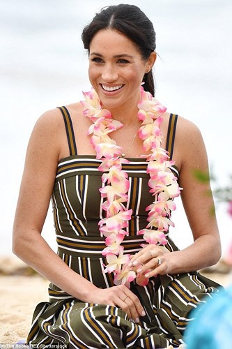 Công nương Meghan khéo chọn một thiết kế đầm maxi kẻ sọc của một NTK người Úc, thiết kế đầm kẻ sọc giúp vóc dáng bầu bí của Meghan Markle thon gọn, nhẹ nhàng.    