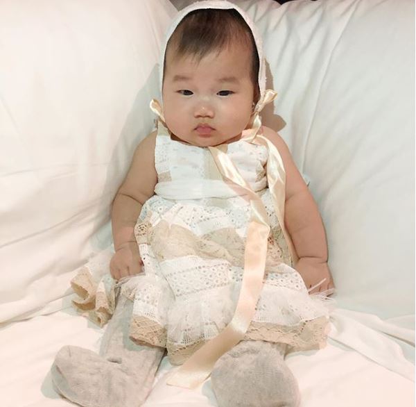 Bé Sofia có gương mặt bầu bĩnh, đáng yêu.    