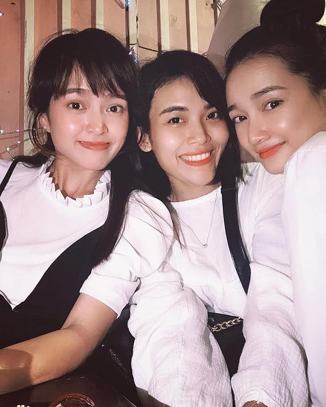 Nhã Phương xuất hiện cùng hội bạn thân trong buổi gặp mặt tân niên.    