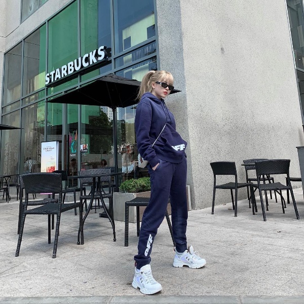 Thiều Bảo Trâm nổi bật trên phố với style cool ngầu, cá tính đậm chất sporty. Người đẹp diện cả set đồ thể thao của Off-White rồi phối cùng giày sneaker và túi Gucci đeo chéo cỡ nhỏ.     