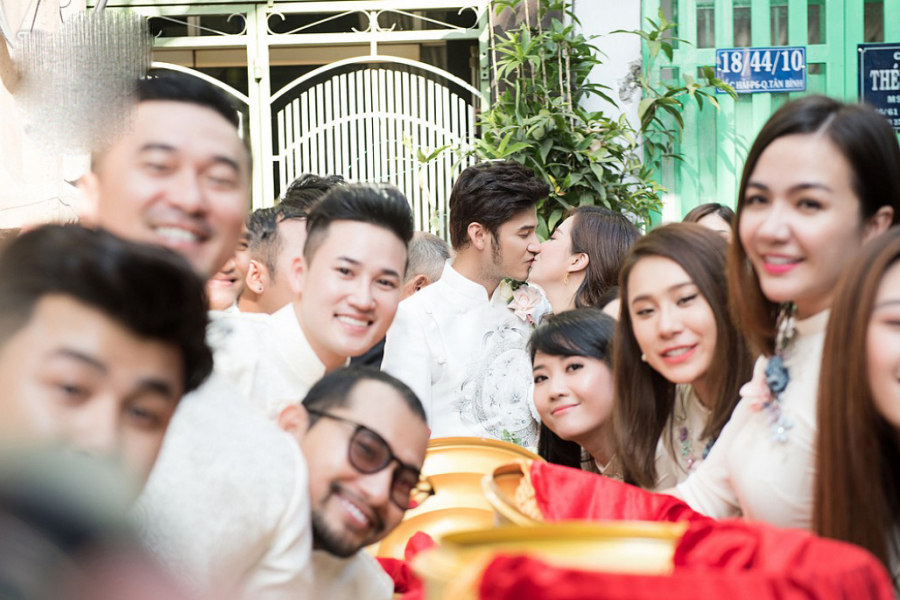 Cả hai trao nhau nụ hôn ngọt ngào giữa dàn dâu phụ, rể phụ khiến ai cũng phải ghen tị.