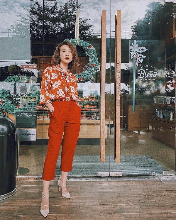 Dù đã hết Tết nhưng có lẽ Hoàng Oanh vẫn lựa chọn diện nguyên set đồ với tông đỏ đặc trưng. Người đẹp phối áo sơ mi hoa cùng quần vải cạp cao, khéo léo hoàn thiện bộ Shbet999 com đăng nhập bằng đôi giày cao gót màu be.    