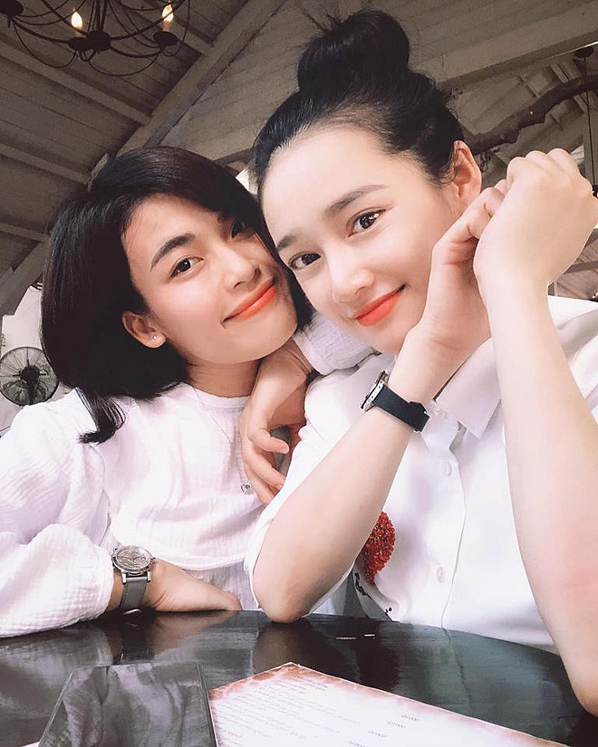 Mới đây, một người bạn thân của Nhã Phương đã đăng tải loạt ảnh trong buổi gặp mặt tân niên của nhóm. Có thể thấy, trong chiếc áo sơ mi trắng đơn giản, nữ diễn viên “Tuổi thanh xuân” xuất hiện rạng rỡ, tươi tắn. Khá lâu rồi, công chúng mới được gặp lại Nhã Phương trong loạt ảnh hoàn toàn mới. Nhiều người bày tỏ khen ngợi nhan sắc của cô nàng sau Quatrian shbet hiện đang mở với Trường Giang, đồng thời mong muốn người đẹp sớm trở lại với bộ môn nghệ thuật thứ bảy cùng những vai diễn nhiều cảm xúc, đặc sắc hơn.    Nhã Phương và Trường Giang tổ chức lễ cưới vào tháng 9.2018. Hôn lễ của cặp đôi có sự tham dự của dàn sao đình đám của showbiz và nhận được sự quan tâm đông đảo từ công chúng. Sau về chung một nhà với Trường Giang, fan xôn xao trước tin đồn Nhã Phương đang mang bầu. Thông qua các hình ảnh xuất hiện trước công chúng, vòng 2 của nữ diễn viên “Tuổi thanh xuân” to bất thường.    Tháng 1 vừa qua, nhiều nguồn tin xác nhận, Nhã Phương đã sinh con gái đầu lòng tại TP.HCM. Tuy nhiên, đến thời điểm hiện tại, Trường Giang – Nhã Phương vẫn giữ im lặng và không phản hồi về thông tin này.