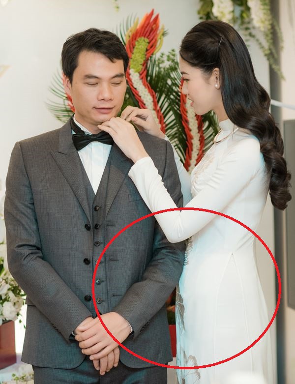 hình ảnh nàng Hậu với vòng 2 to bất thường ở những góc chụp nghiêng.    