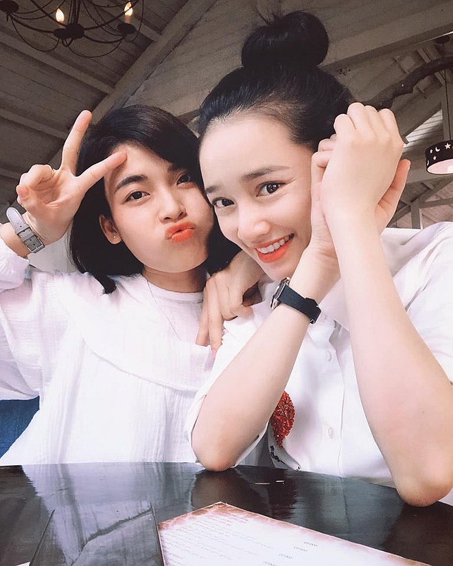 Người đẹp lộ diện với vẻ tươi tắn, rạng rỡ.    
