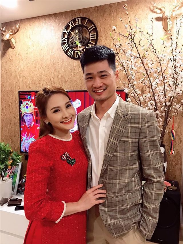 Sau dịp Tết Nguyên Đán 2019, diễn viên Bảo Thanh đã có dịp chia sẻ với báo chí về cuộc sống cũng như công việc của mình. Đáng bất ngờ hơn cả, cô đã lên tiếng khẳng định 2 vợ chồng đang phấn đấu để sinh em bé trong năm Kỷ Hợi 2019 này.     Theo đó, Bảo Thanh chia sẻ tin vui trên khi nói về sự hi sinh của 2 vợ chồng mình cho gia đình: 