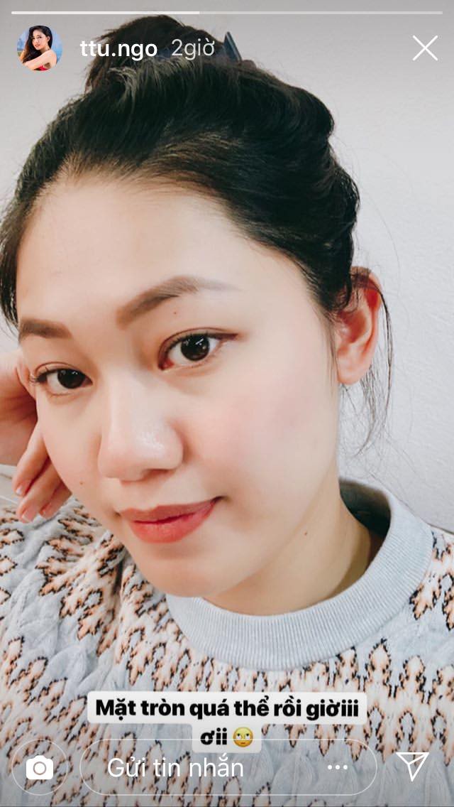 Cách đây ít giờ, Á hậu Thanh Tú vừa chia sẻ bức chân dung selfie của mình. Ai nấy đều bất ngờ vì diện mạo của Á hậu thay đổi quá nhiều sau hơn 2 tháng lên xe hoa.    Ngay chính bản thân Thanh Tú cũng nhận ra sự khác biệt quá lớn giữa quá khứ và hiện tại của mình: 