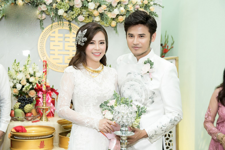 Đôi uyên ương luôn nở nụ cười hạnh phúc vì hôm nay họ đã chính thức bước sang một trang mới.    