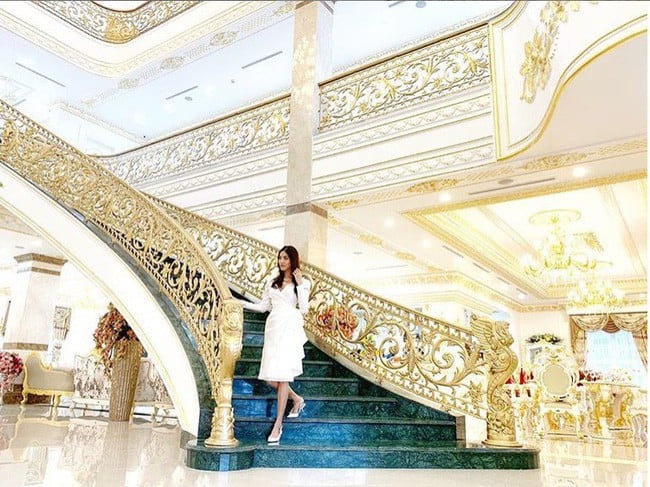 Có thể thấy, năm đầu tiên về làm dâu nhà đại gia, Lan Khuê đã được sống trong sự sung túc, xa hoa khiến nhiều người không khỏi ngưỡng mộ, ghen tị.     