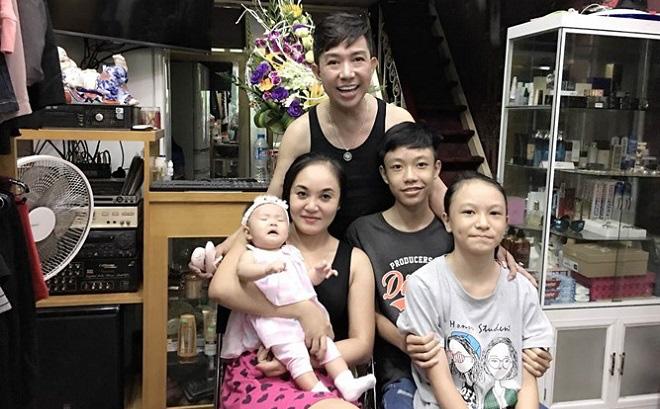 Long Nhật có vợ là Kim Ngân và 4 con nhưng bao lâu nay anh vẫn bị dính những tin đồn giới tính.    