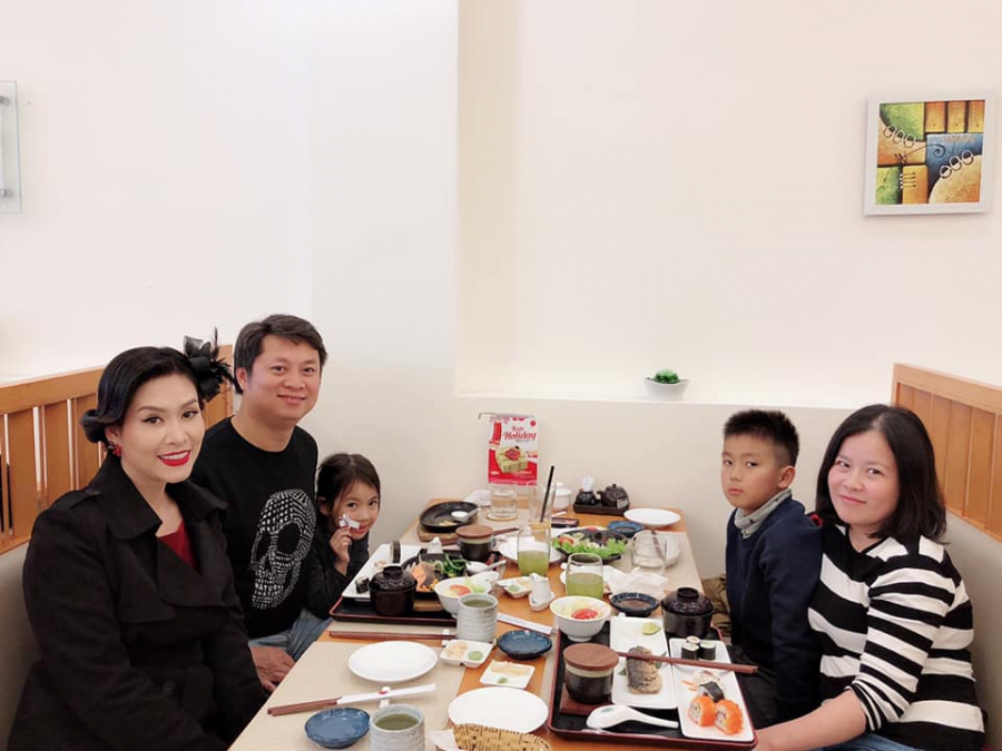 Nam diễn viên về Việt Nam với vợ và 2 con.    