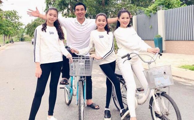 Quyền Linh thường dành nhiều thời gian ở nhà để chơi cùng con, phụ bà xã những chuyện tưởng như chỉ dành cho phụ nữ.