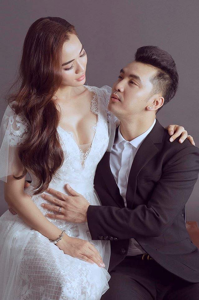 Bà xã Ưng Hoàng Phúc thông báo tin mang bầu lần 3 đến người hâm mộ trên trang Facebook cá nhân.