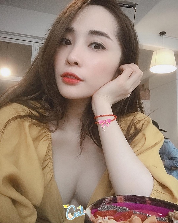 Dù tạm xa showbiz Việt đã lâu nhưng những hình ảnh trên trang cá nhân của cô luôn nhận được rất nhiều lượt yêu thích từ các fan hâm mộ. Trong nhiều hình ảnh, thật khó nhận ra Quỳnh Nga bởi cô ngày càng xinh đẹp hơn xưa.