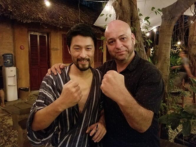 Johnny Trí Nguyễn xuất hiện cùng võ sư Flores hồi tháng 4/2108 với ngoại hình già hơn gần chục tuổi    