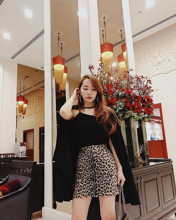 Trên trang cá nhân, cô thường khoe ảnh đi chơi, diện đồ hiệu rất sang chảnh, sành điệu.    