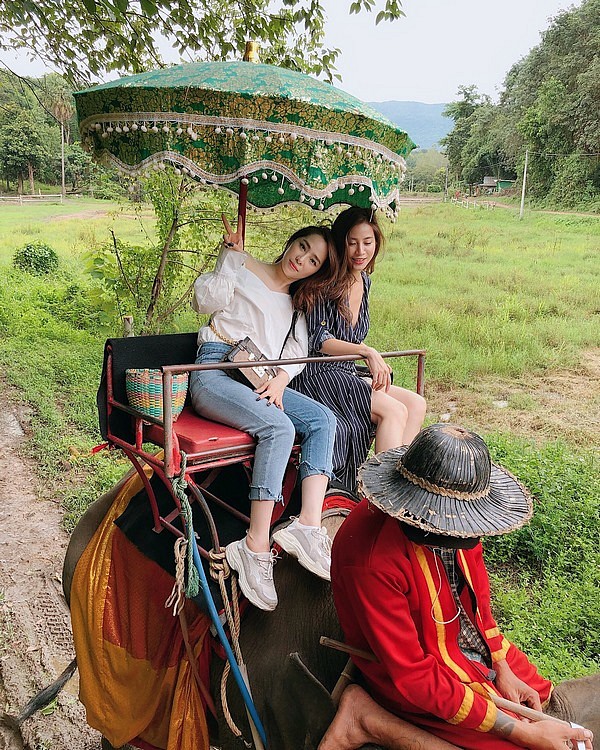 Ngoài tập trung vào việc kinh doanh riêng, cô cũng thường xuyên dành thời gian đi du lịch cùng với hội bạn thân.    