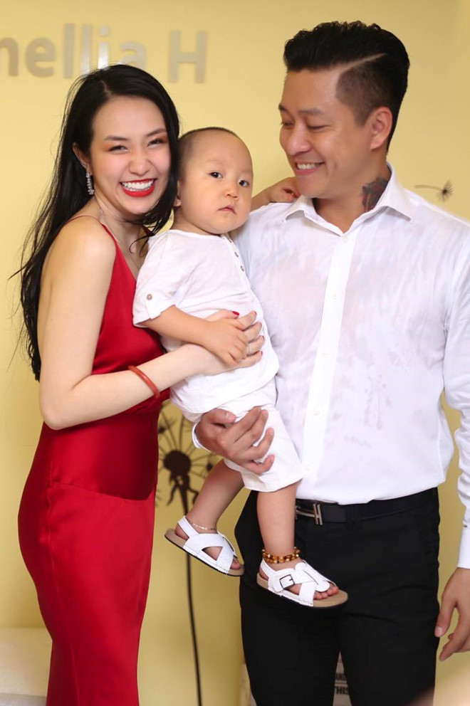 Tuấn Hưng tạm ngưng nhận show ở Mỹ và nước ngoài để dành thời gian chăm vợ bầu bí cùng hai con.    