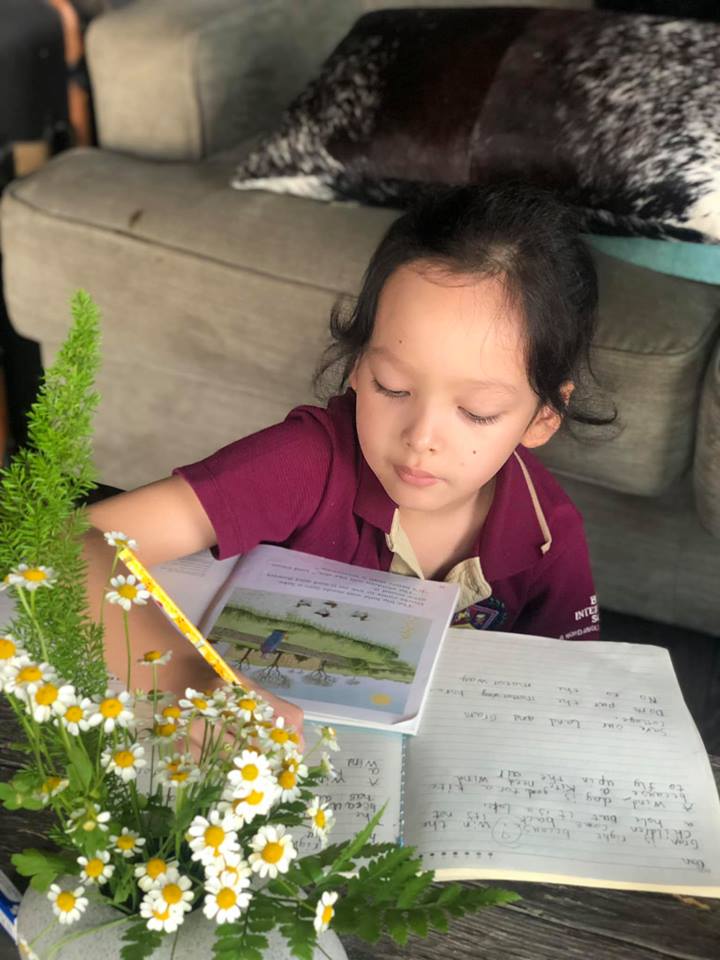 Nữ ca sĩ Hồng Nhung nói vui khi con trai lấy sách ra học: 