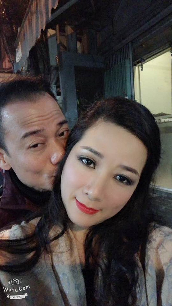 Thanh Thanh Hiền khoe ảnh được ông xã Chế Phong hôn má.    