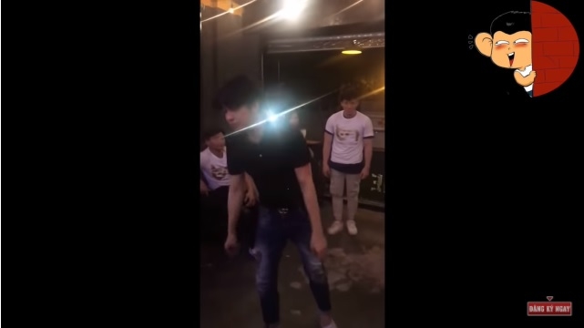 Noo vừa hát vừa nhảy 2 ca khúc Lặng thầm và Mất em.    