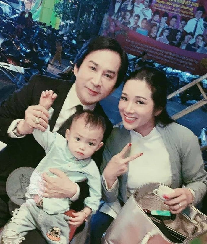 Bức ảnh được nghệ sĩ Kim Tử Long đăng tải kèm theo dòng chú thích 