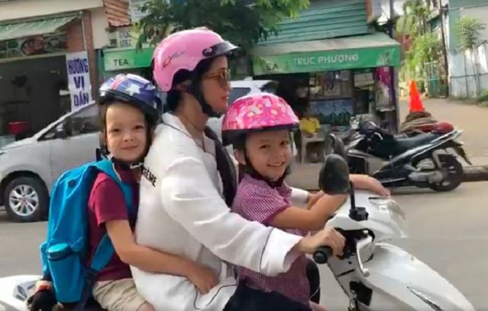 Sau khi chia sẻ những hình ảnh đời thường của ba mẹ con, nữ ca sĩ Hồng Nhung nói: 