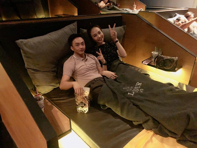 Cường Đô la hẹn hò vợ sắp cưới Đàm Thu Trang đi xem phim cuối tuần.  