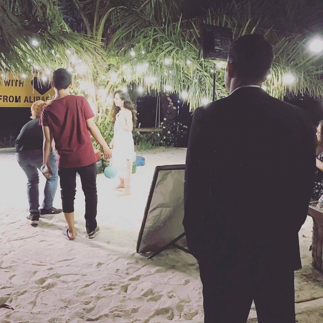 Hình ảnh chồng Ấn Độ âm thầm dõi theo Võ Hạ Trâm lúc cô quay MV khiến fans xúc động.
