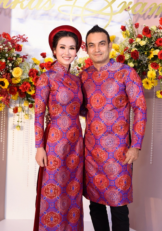 Võ Hạ Trâm và chồng hạnh phúc trong ngày cưới cách đây 1 tháng.