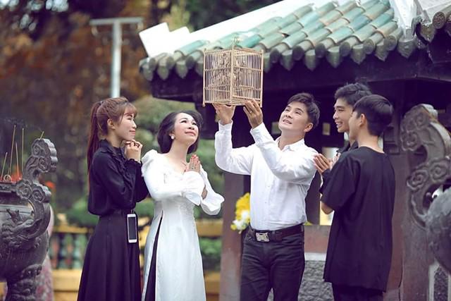 Ca sĩ Chế Thanh cùng vợ và ba người con.    