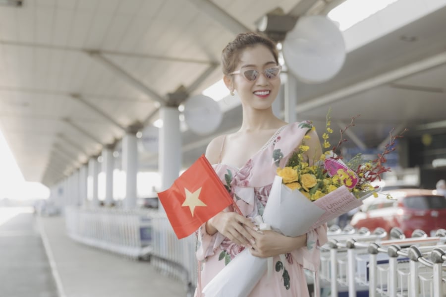 Cô trang điểm và làm tóc đơn giản, đồng thời rất hào hứng và sẵn sàng cho hành trình của mình tại 