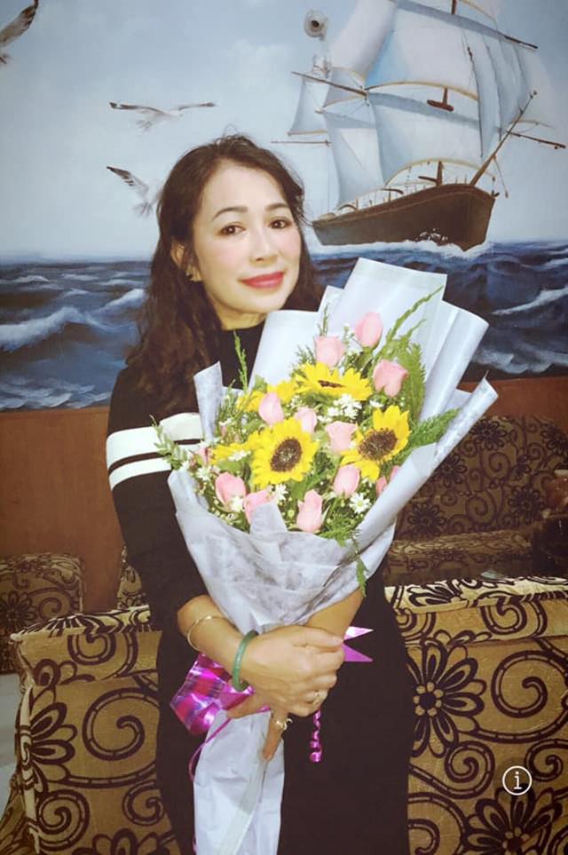 Bà xã ca sĩ Chế Thanh, người luôn hỗ trợ và song hành cùng anh mỗi lần đi diễn.    
