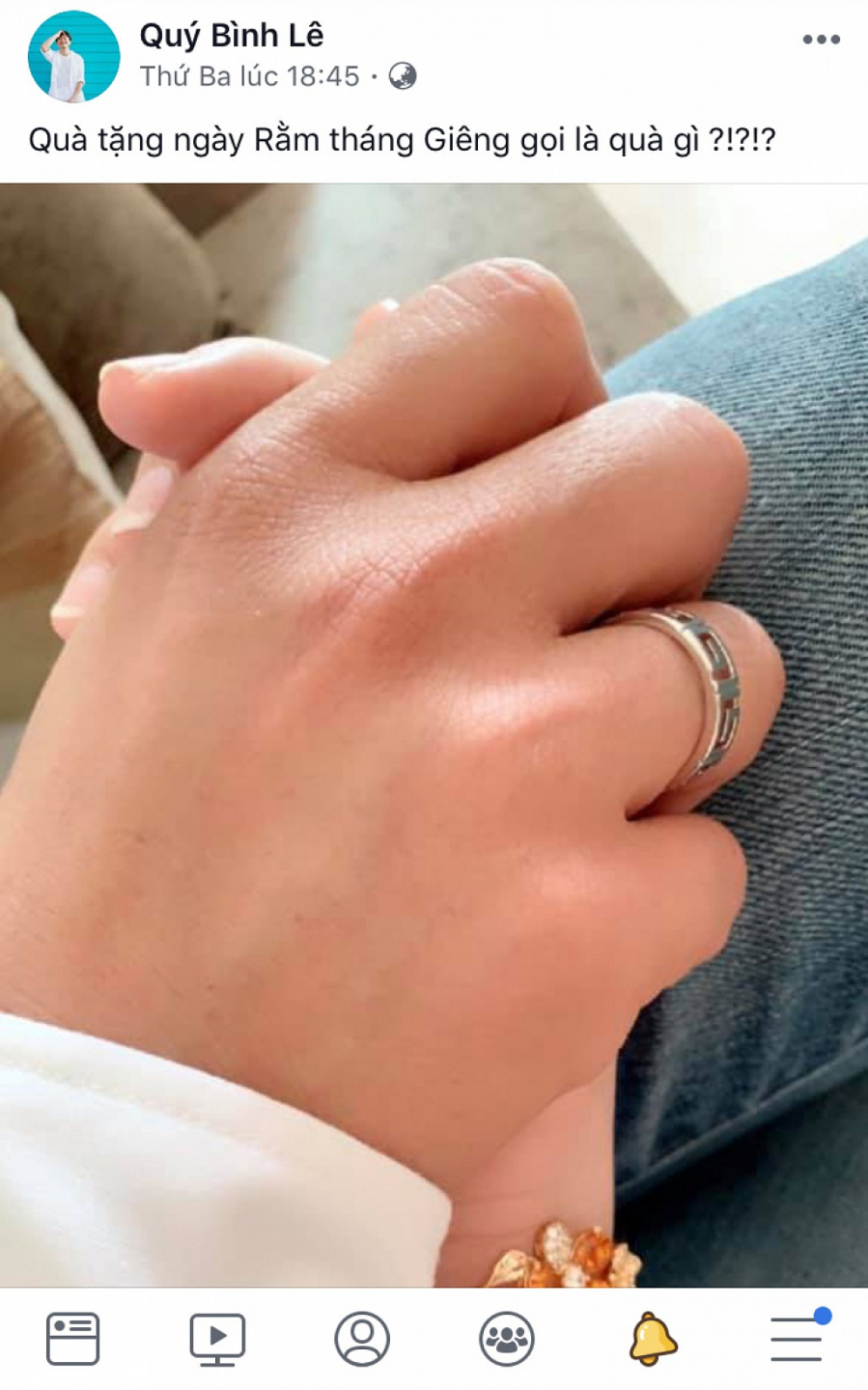 Lê Phương và Quý Bình chia tay khiến nhiều người tiếc nuối. Hậu chia tay, cả hai vẫn là bạn bè. Tuy nhiên, khán giả vẫn rất mong chờ Quý Bình có được bến đỗ hạnh phúc riêng của anh sau nhiều năm lẻ bóng    Sau chuyện tình cảm với diễn viên Lê Phương, Quý Bình từng có nhiều ồn ào tình cảm. Anh từng bị đồn thổi qua lại với Minh Hằng tuy nhiên, nam diễn viên điển trai phủ nhận hoàn toàn chuyện này.    Mới đây, lại có thông tin cho rằng Quý Bình đang yêu và bí mật tổ chức lễ đính hôn đầu năm 2019. Tin đồn này càng có căn cứ hơn khi trên trang cá nhân của diễn viên Quý Bình thời gian gần đây thường xuyên chia sẻ những hình ảnh tình tứ bên một cô gái lạ mặt.    Sau chuyện tình không thành công với Lê Phương, vợ cũ của diễn viên Quách Ngọc Ngoan, Quý Bình lại càng ít nói đến chuyện tình cảm của mình. Tuy nhiên, thời gian gần đây anh thường xuyên chia sẻ những hình ảnh tình tứ với nột cô gái giấu mặt.Theo tin đồn, Quý Bình sẽ tổ chức Quatrian shbet hiện đang mở với bà xã là người không làm trong showbiz vào cuối tháng 3.  