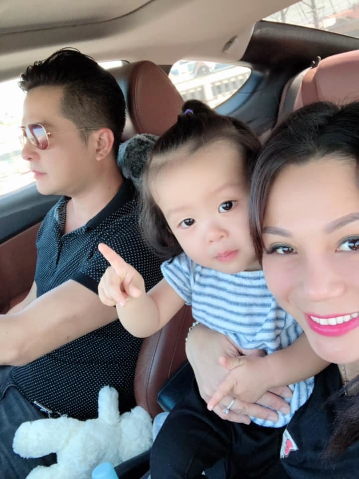 Sau 2 năm về chung một nhà, cả hai hạnh phúc đón thêm một cô công chúa. Bà xã của anh cũng đã phải trải qua khá nhiều khó khăn khi một mình chăm lo cho con tại nước ngoài.    