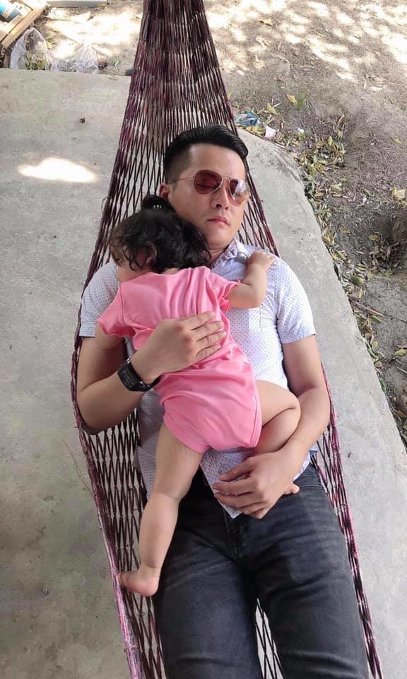 Chỉ được ở bên con một thời gian ngắn nên nam diễn viên luôn cố gắng dành mọi lúc cho bé.    